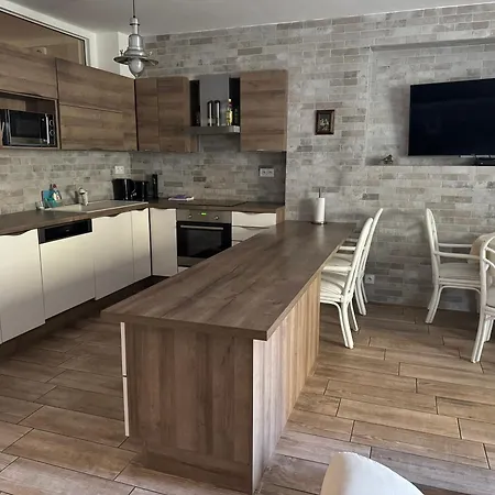 S Garazi A Balkonem *