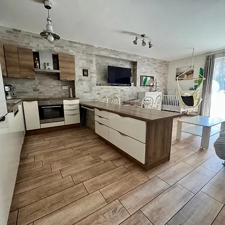 Appartement S Garazi A Balkonem