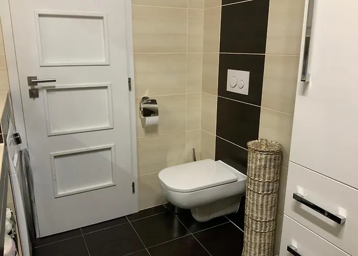 S Garazi A Balkonem דירה *